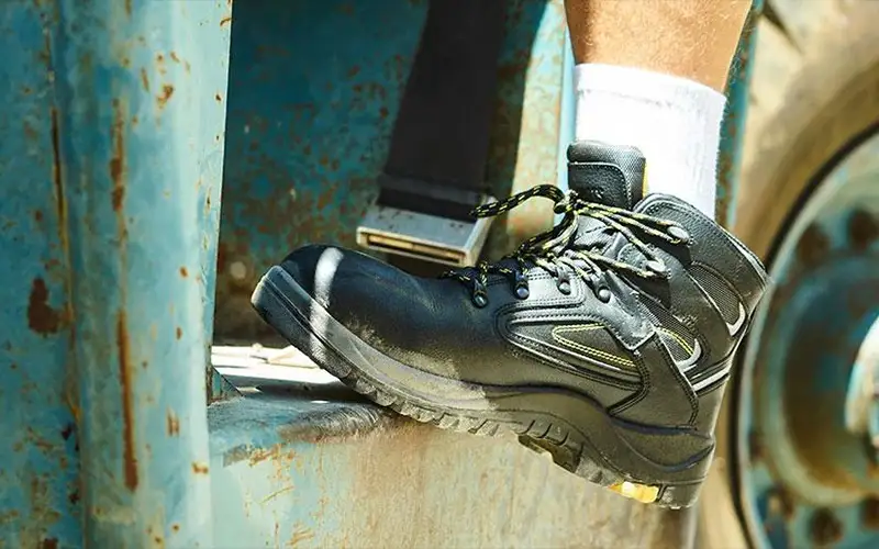 سرپنجه‌ کفش ایمنی