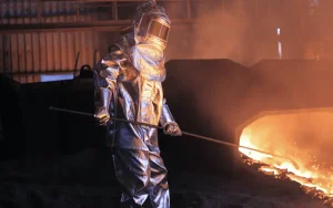 راهنمای انتخاب لباس و کفش ایمنی برای کارگران ریخته‌گری